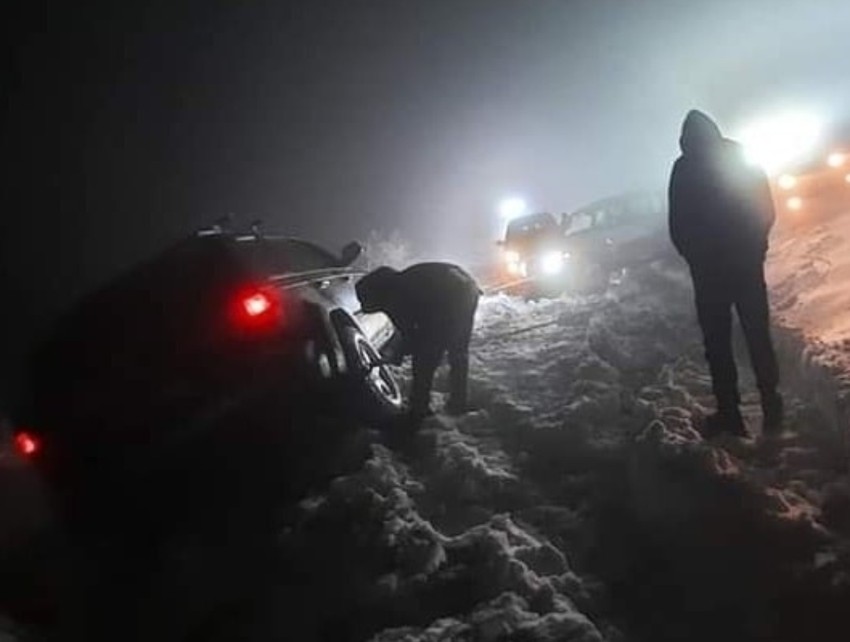 Zbog kvara na jednom od vozila turisti su izgubili dosta vremena i nisu mogli da se vrate nazad sa zavejanog puta