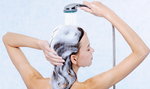 Błędy, które na pewno popełniasz myjąc włosy