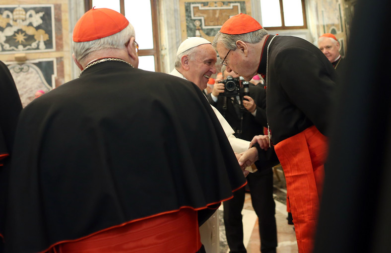 Goerge Pell i papież Franciszek składają sobie życzenia świąteczne. Grudzień 2014 r.
