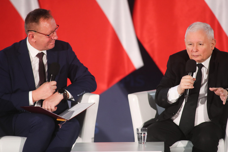 Prezes Prawa i Sprawiedliwości Jarosław Kaczyński oraz Robert Telus na spotkaniu w Powiatowym Centrum Animacji Społecznej w Tomaszowie Mazowieckim. Zdjęcie z 2022 r.