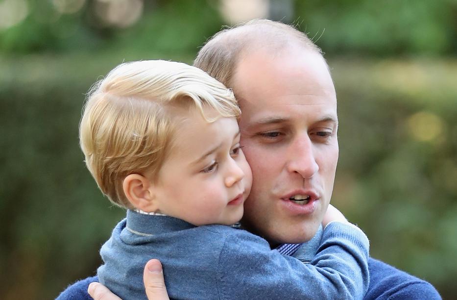 György herceg nagyon cukin hívja az édesapját /fotó: Getty Images