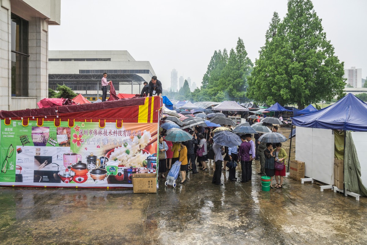 Kim Dzong Un wysłał urzędników przeciwko inflacji. "Musimy sprzedawać potajemnie"