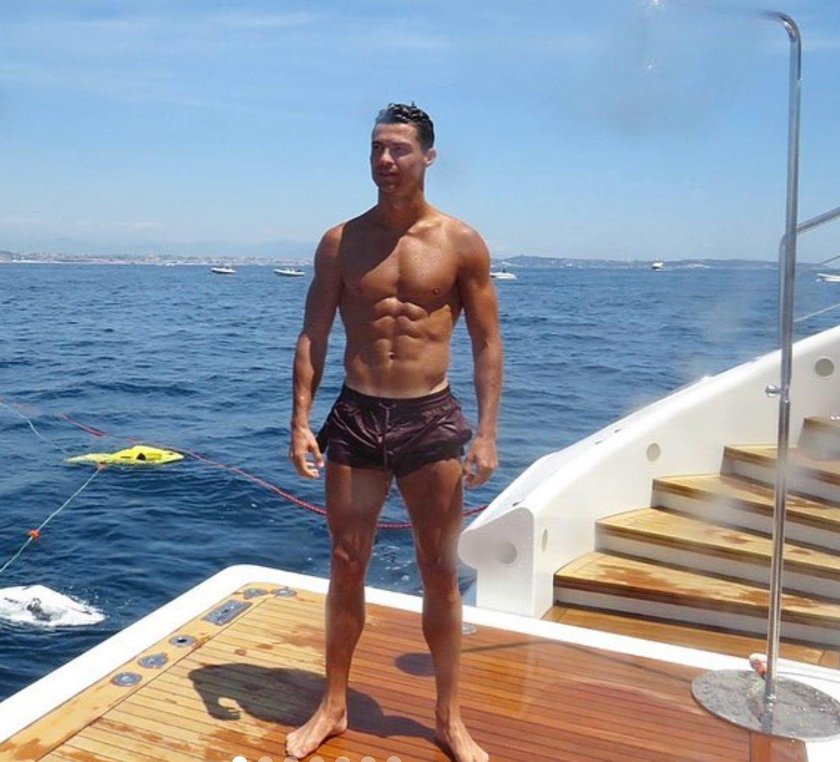 Cristiano Ronaldo (35 l.) sylwetkę ma nienaganną i lubi się tym chwalić