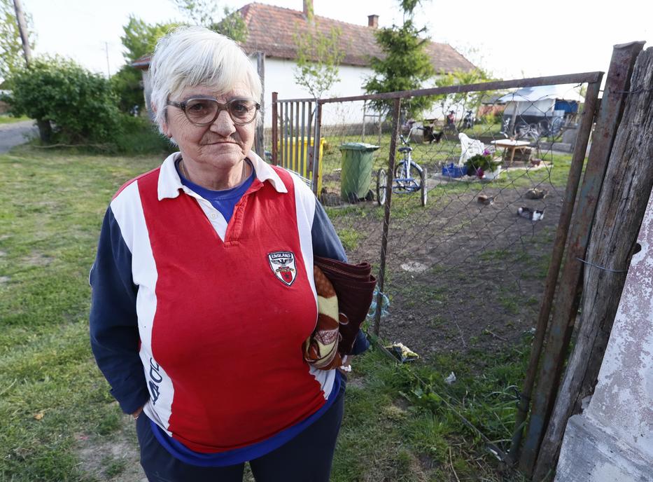 Az asszony bújtatja az unokáját annak apja elől, mert fél, hogy a férfi újra rátámadna /Fotó: Fuszek Gábor