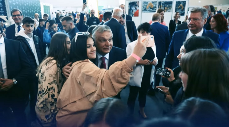 Orbán Viktor fiatalokkal szelfizett a 16. Szakma Sztár Fesztivált megnyitóján / Fotó: Facebook