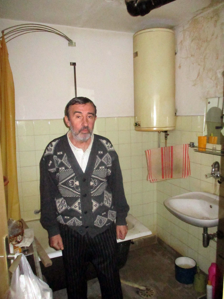 Kupatilo u mraku kupaju se vlažnim peškirima