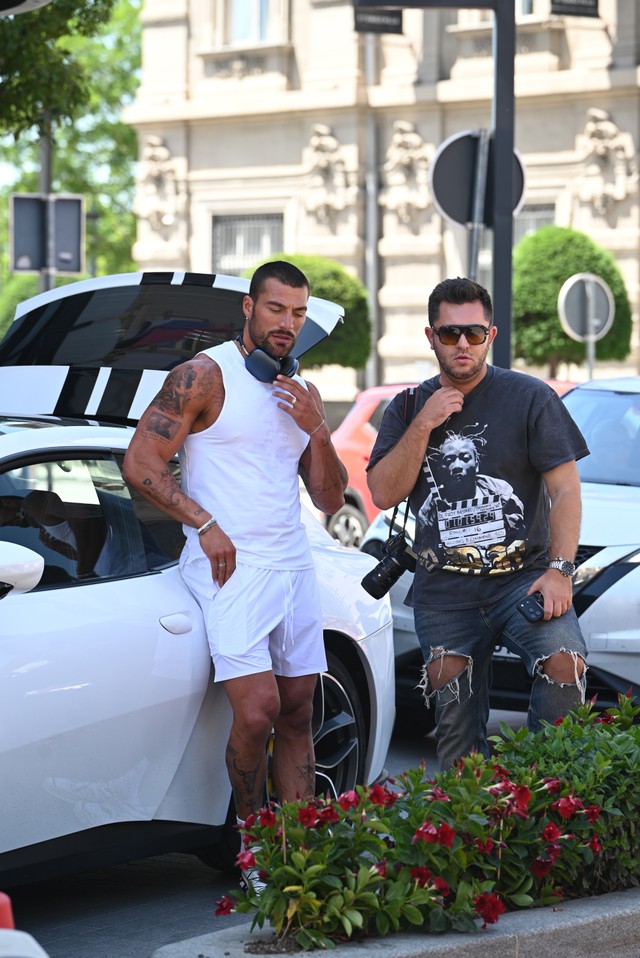 Holivudska zvezda Simon Suzine zvezda Paparaco