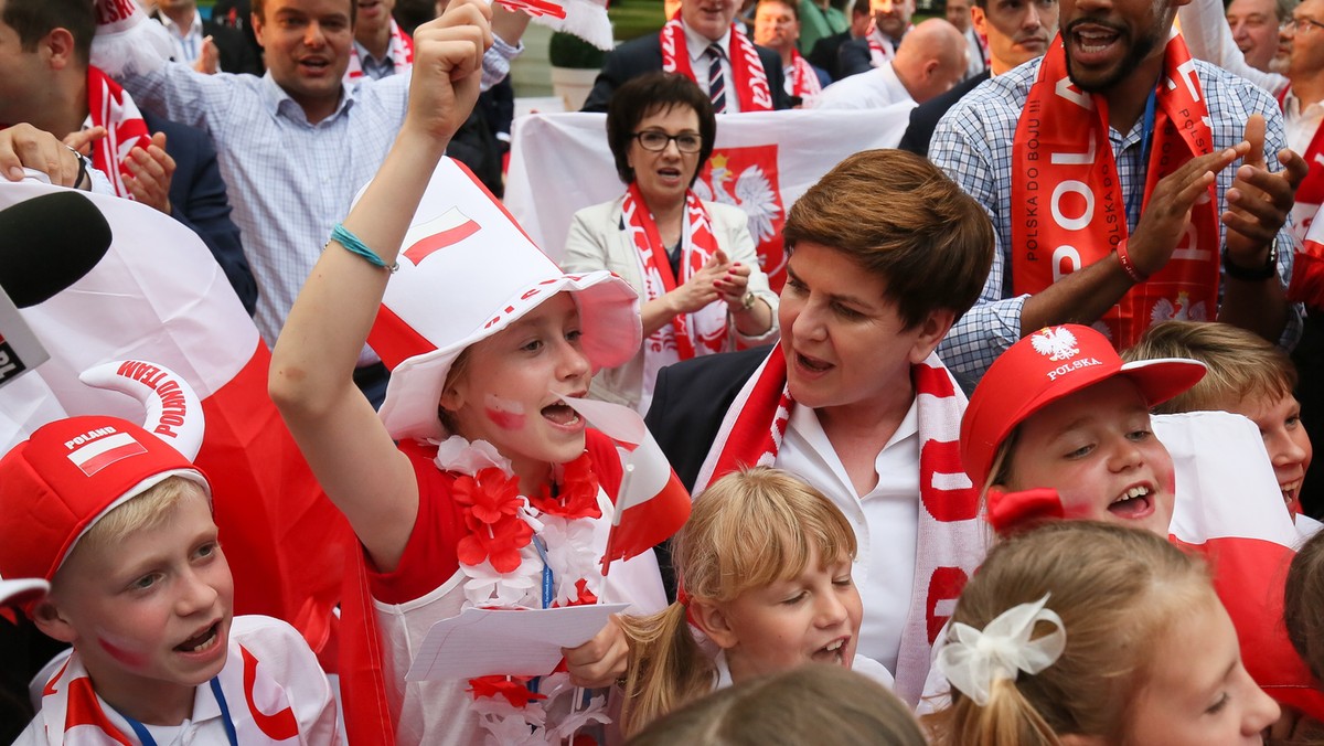 W towarzystwie ministrów i dziennikarzy premier Beata Szydło oglądała mecz Polska-Ukraina, który zakończył się wygraną 1:0 dla naszej reprezentacji. To był wspaniały, ale niełatwy mecz - oceniła szefowa rządu.