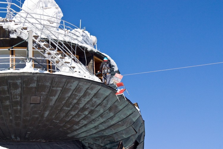 Trwają prace rozbiórkowe na Śniezce.