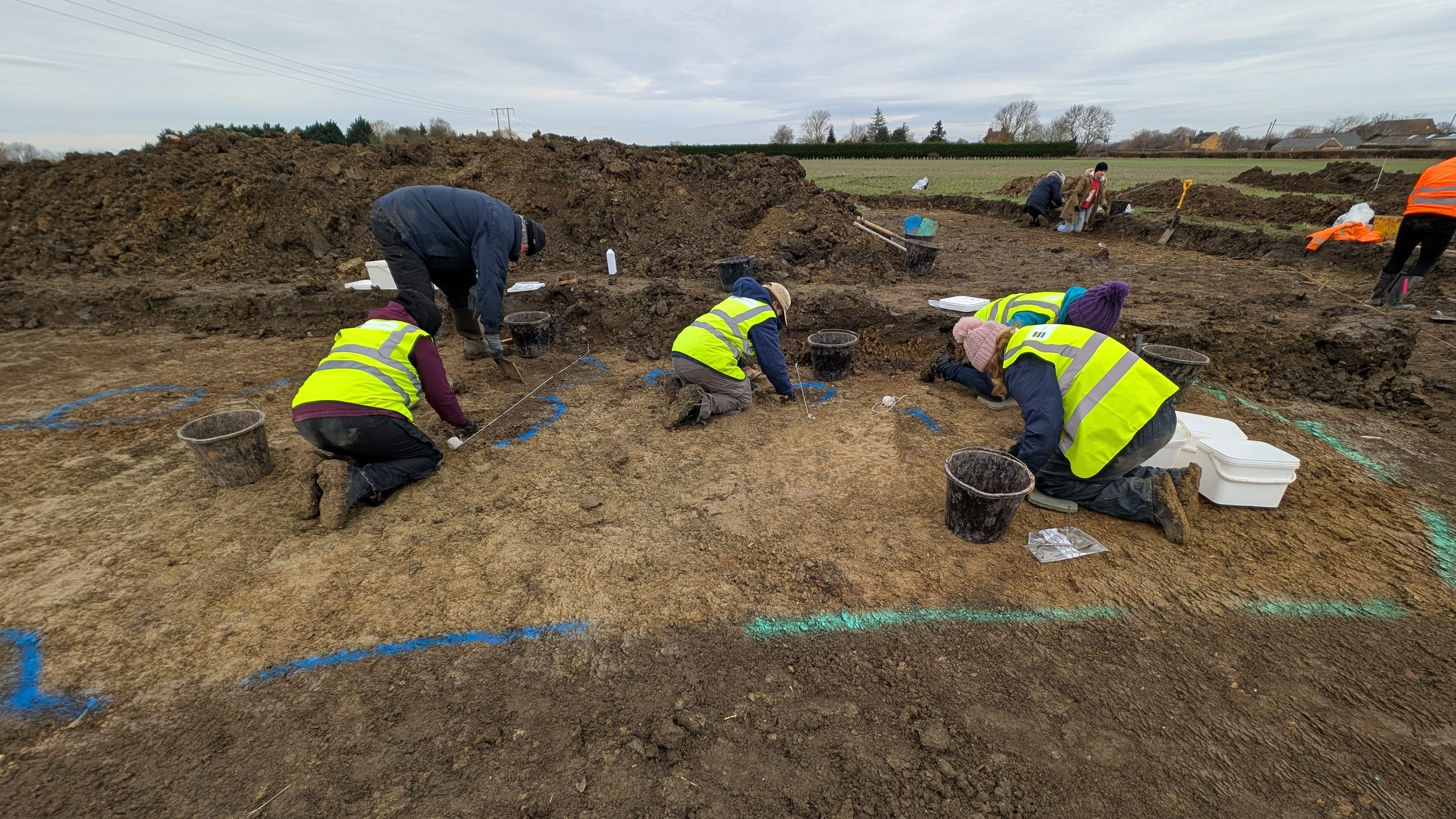 Roman villa discovered after uncommon  cavalry swords found