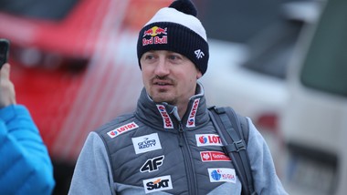 taką emeryturę już teraz dostaje 48-letni adam małysz. były skoczek zarabia także na stanowisku prezesa pzn. ile?