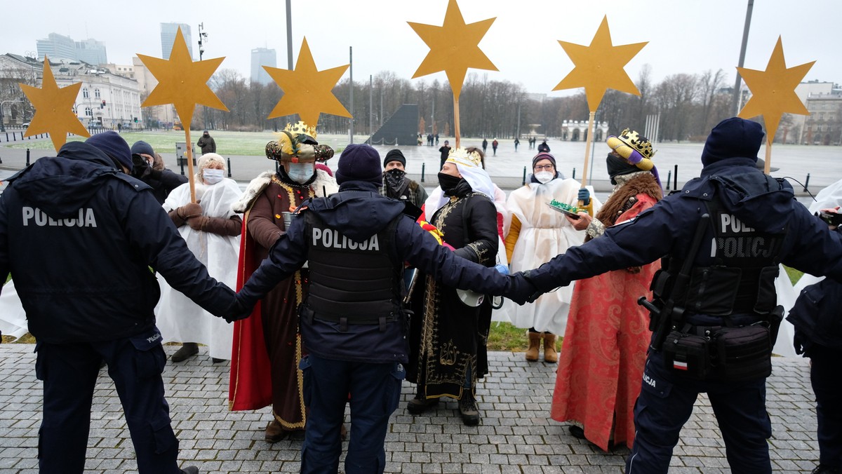 Warszawa. Happening podczas obchodów miesięcznicy katastrofy smoleńskiej