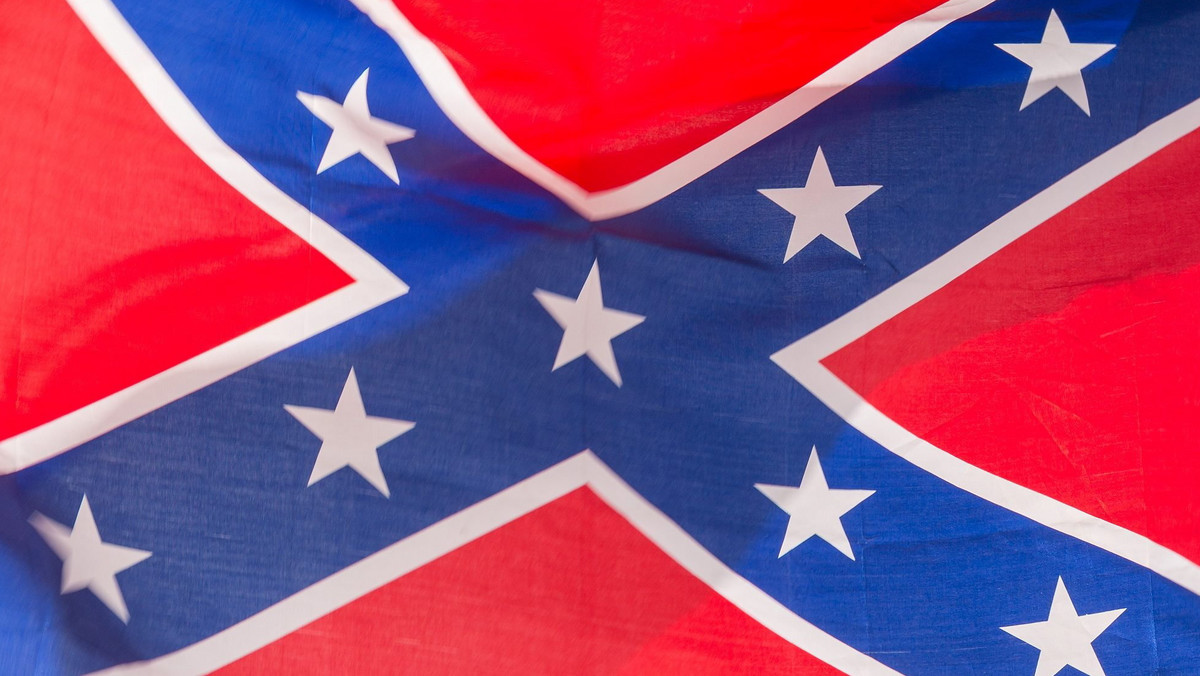 150 lat po wojnie secesyjnej władze Karoliny Płd. zdecydowały o zdjęciu flagi Konfederacji sprzed parlamentu stanowego.  Jeszcze tego samego dnia emocjonalne spory na temat utożsamianej z niewolniczym Południem flagi przeniosły się na Kapitol.