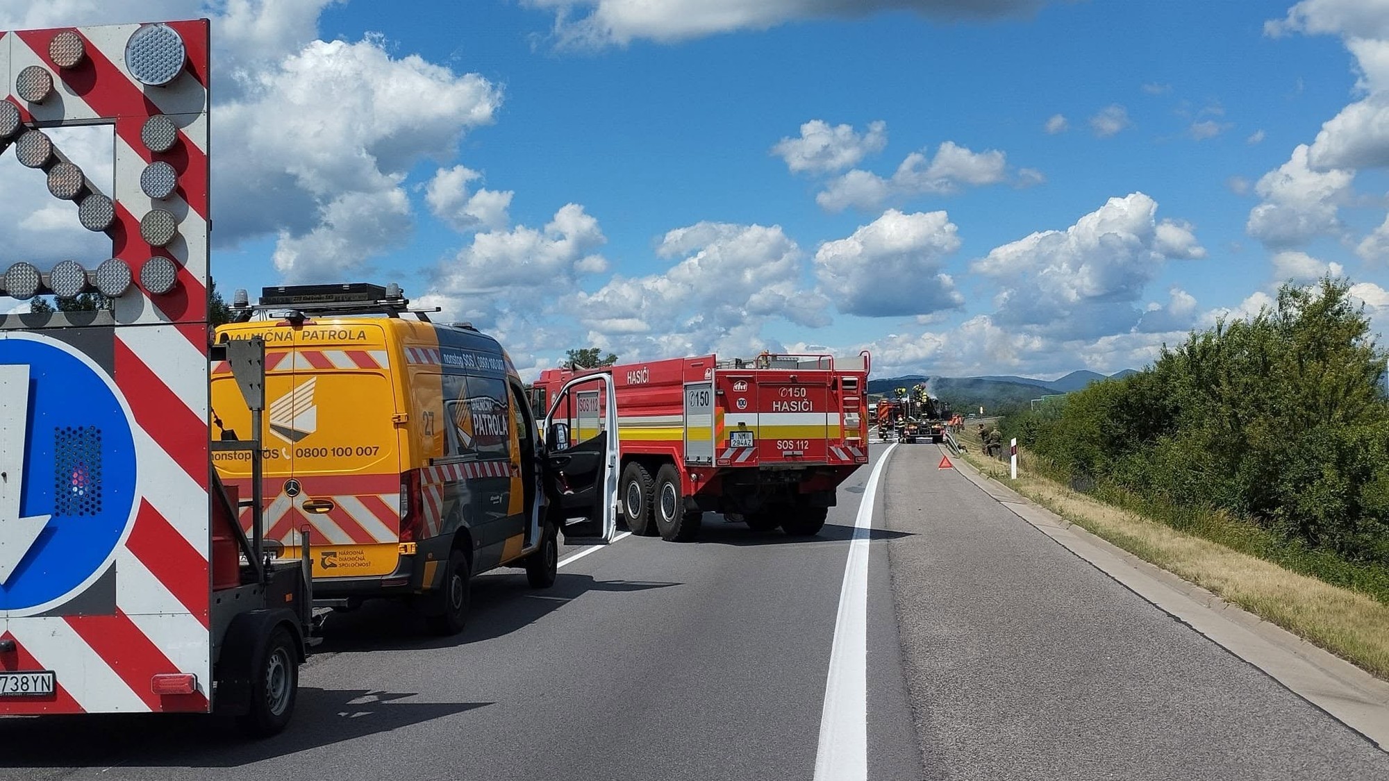 Zásah hasičov pri požiari nákladného auta na diaľnici D1