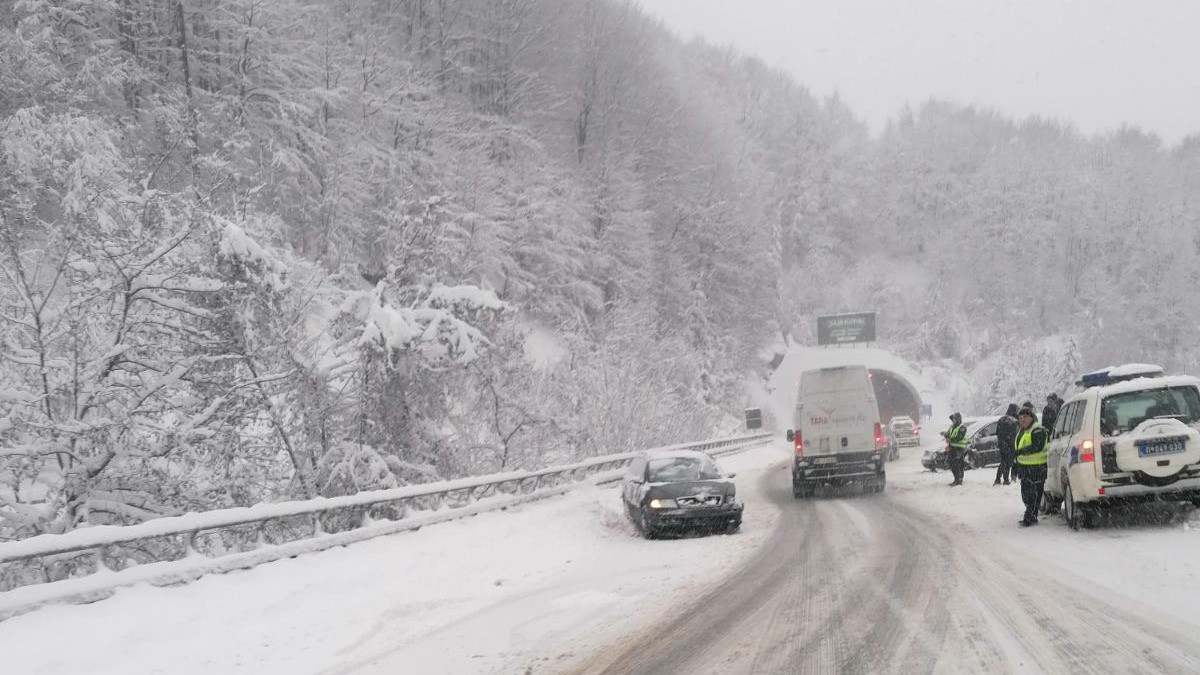 (FOTO, VIDEO) SNEG OKOVAO SRBIJU! Totalni kolaps na putu kod Topole, ogromni snežni nanosi na više planina, šleper se preprečio: Vozači, pazite se u ovom delu zemlje