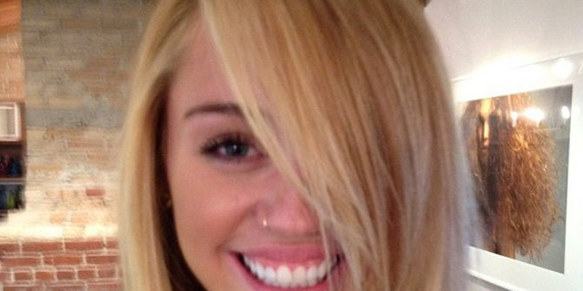 Miley Cyrus w blond włosach