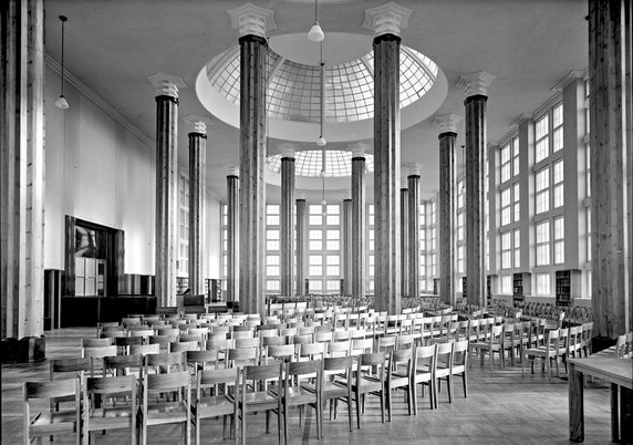 Wnętrze czytelni w Bibliotece Wyższej Szkoły Handlowej, rok 1931. Źródło: Muzeum Warszawy 