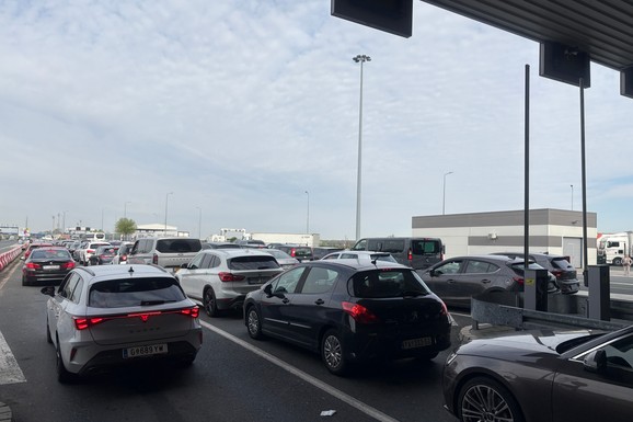 NA BATROVCIMA I DALJE KOLAPS! Vozači čekaju po čitav SAT, oglasio se AMSS: Evo kakvo je stanje na ostalim graničnim prelazima