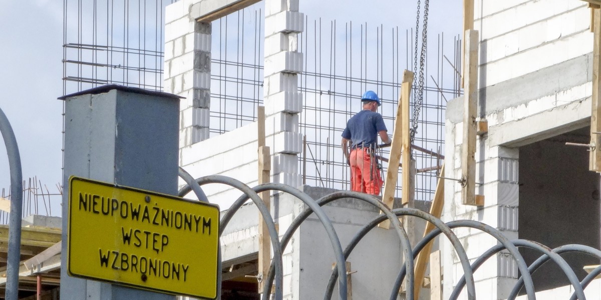 WZ  będą wydawane tylko wtedy, jeśli nieruchomość graniczy bezpośrednio z co najmniej jedną działką już zabudowaną. 