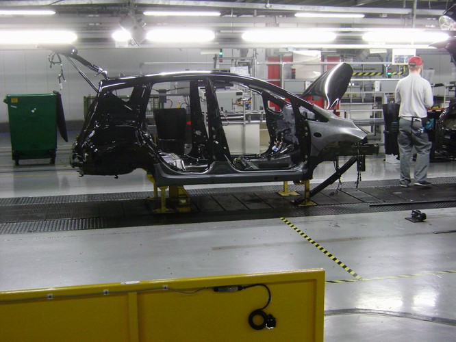 Fabryka ma dwie linie produkcyjne. Na linii nr 1, pracującej w systemie trzyzmianowym, produkowany jest Nissan Qashqai i elektryczny LEAF.