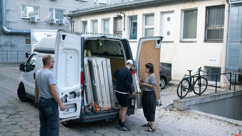 Transport okien do ukraińskich domów