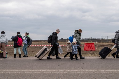 Uchodźcy z Ukrainy niedaleko przejścia granicznego Dołhobyczów-Uchrynów