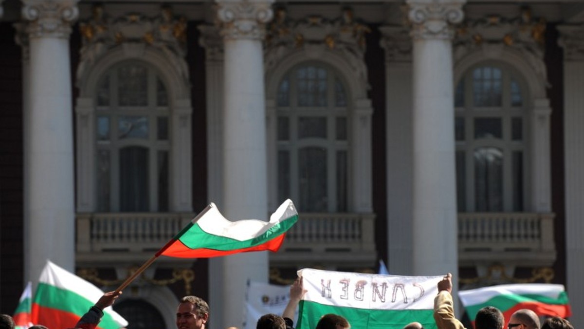 Do masowych protestów przeciw wygórowanym rachunkom za ogrzewanie i prąd doszło w 15 bułgarskich miastach. Od tygodnia klienci publicznie palą swoje rachunki i domagają się kontroli. Wczoraj z kolei protestowali niezadowoleni z powodu oszczędności budżetowych Irlandczycy.