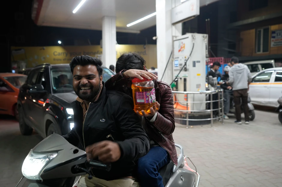 Stanovnici Srinagara u Indiji kupuju zalihe goriva u strahu od mogućih nestašica zbog rata u Iranu