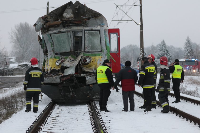 Wjechał pod pociąg cysterną. Usłyszał zarzut spowodowania katastrofy