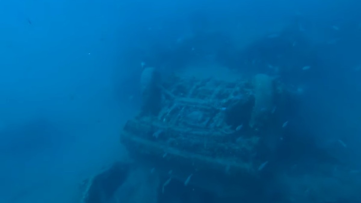 Automobil pod morem kod Areza