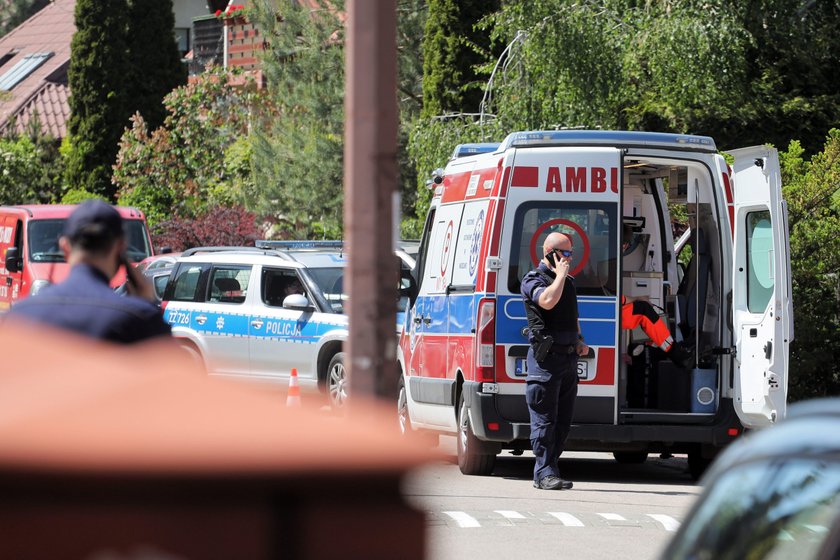 Dramat w Komorowie. Służby otoczyły dom. Na miejscu są antyterroryści