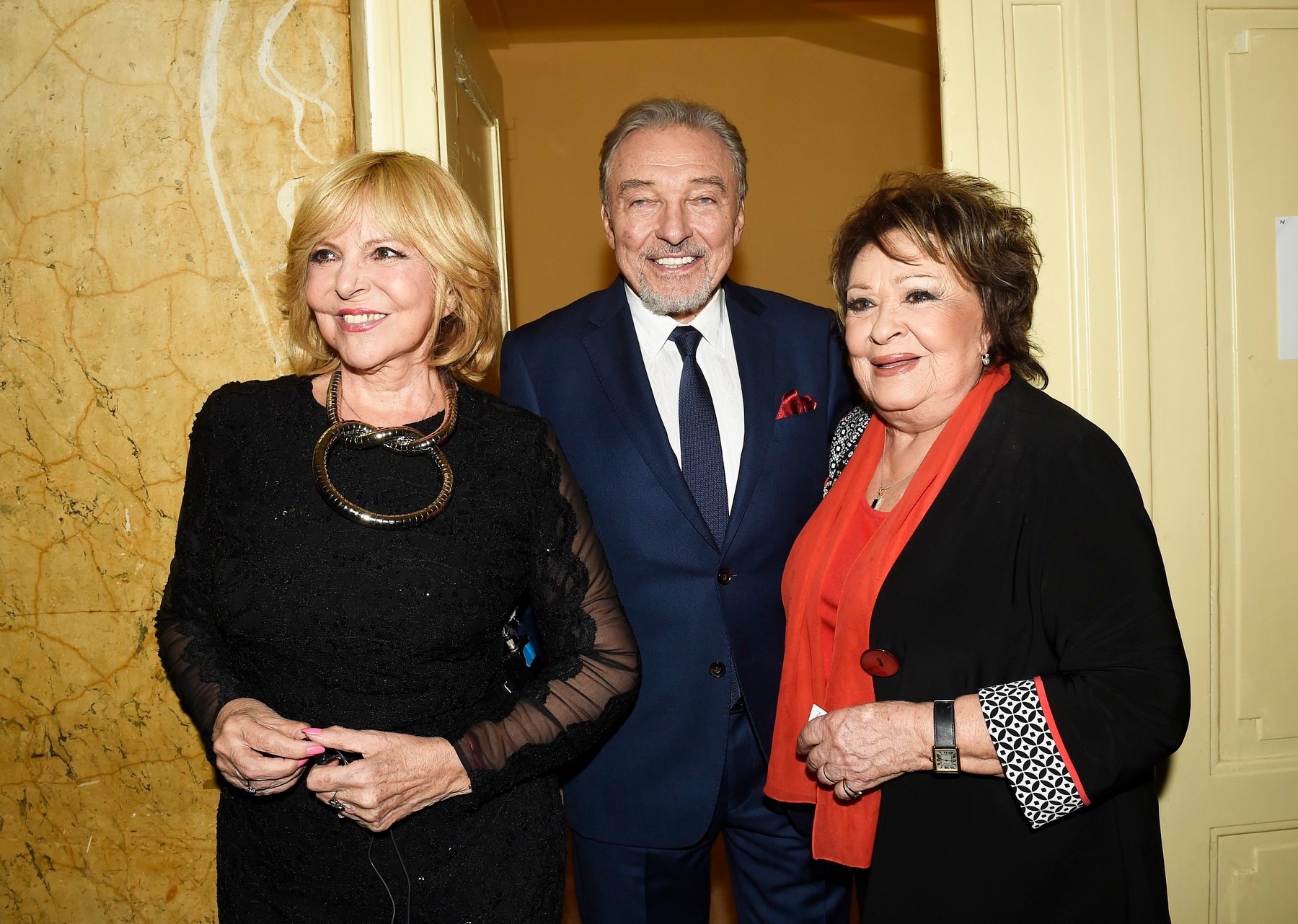 Česká speváčka Hana Zagorová, herečka Jiřina Bohdalová a Karel Gott.
