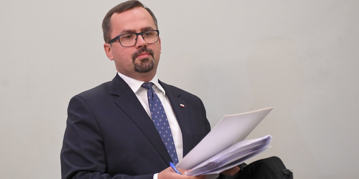 Marcin Horała, przewodniczący komisji śledczej ds. VAT, prezentuje jej członkom projekt raportu końcowego. Oszacowano w nim straty budżetu państwa na wyłudzeniach podatku od towarów i usług