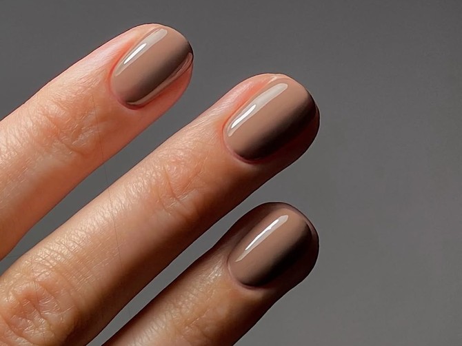 Chai latte nokti su trend za jesen 2026: Smeđi manikir koji izgleda elegantno i luksuzno