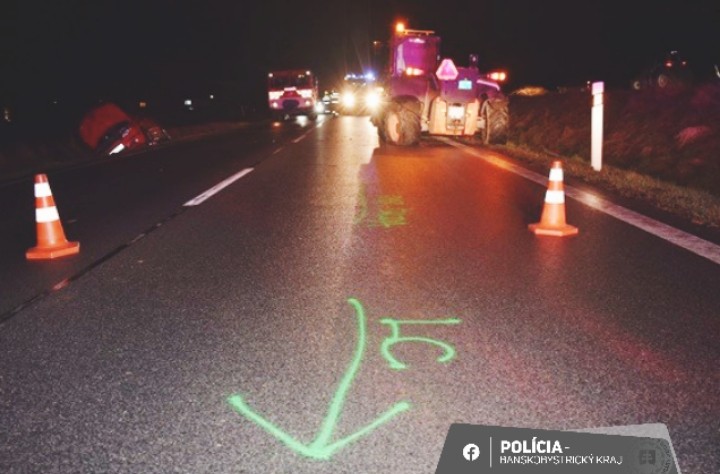 Muž pri Fiľakove narazil do vozidla na čistenie pozemných komunikácií odstaveného na kraji cesty.