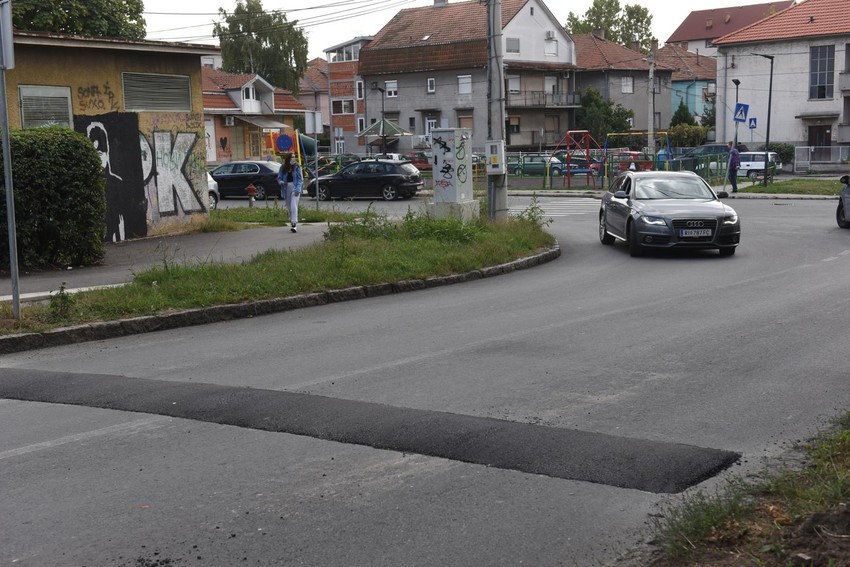 Sveže postavljeni ležeći policajac 