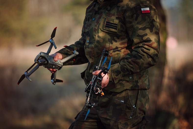 Niewielka masa dronów sprawia, że każdy żołnierz może wziąć z sobą kilka bezzałogowców.