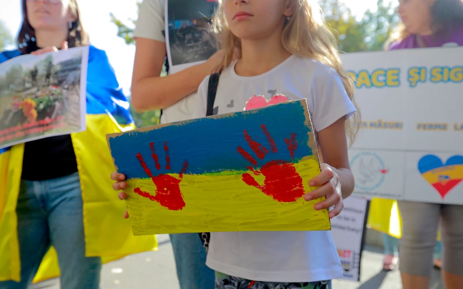 Protest ukrajinskih izbeglica i Rumuna ispred ruske ambasade u Bukureštu u oktobru 2023. godine