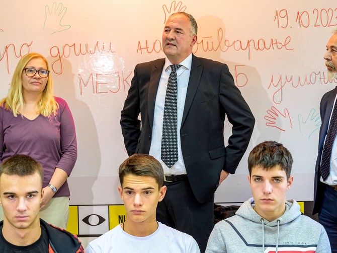 Otvoren Mejkers lab u niškoj školi čiji đaci su osmislilirukavicu za prevođenje znakovnog jezika
