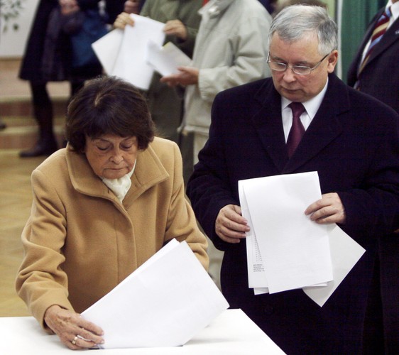 Jadwiga Kaczyńska i Jarosław głosują w wyborach