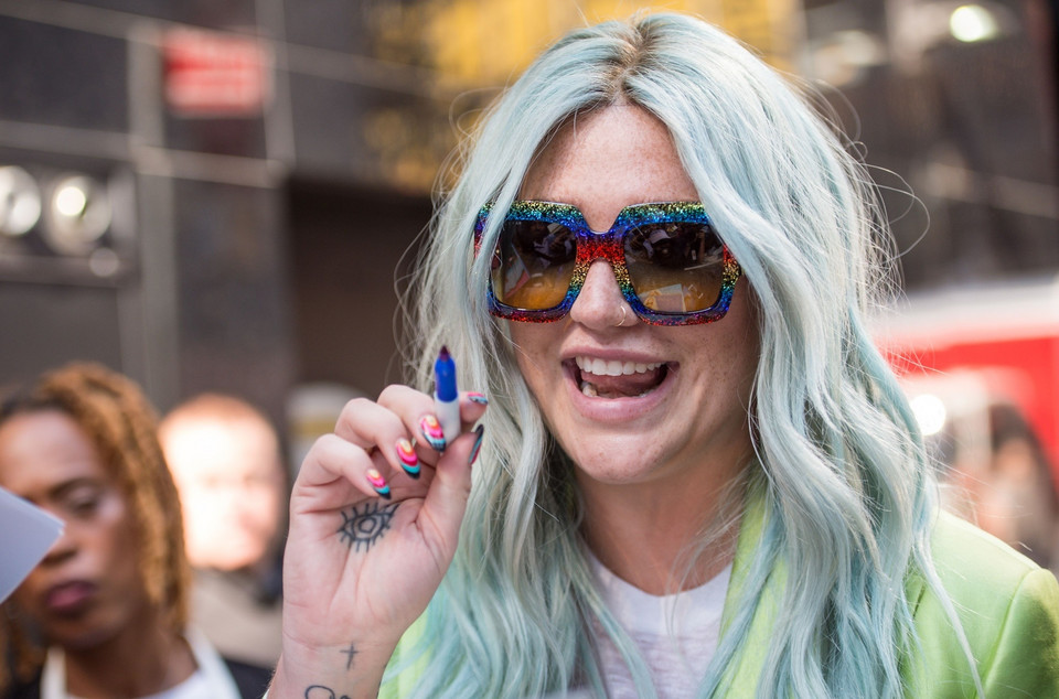 Kesha w neonowym garniturze. Co ona na siebie założyła?!