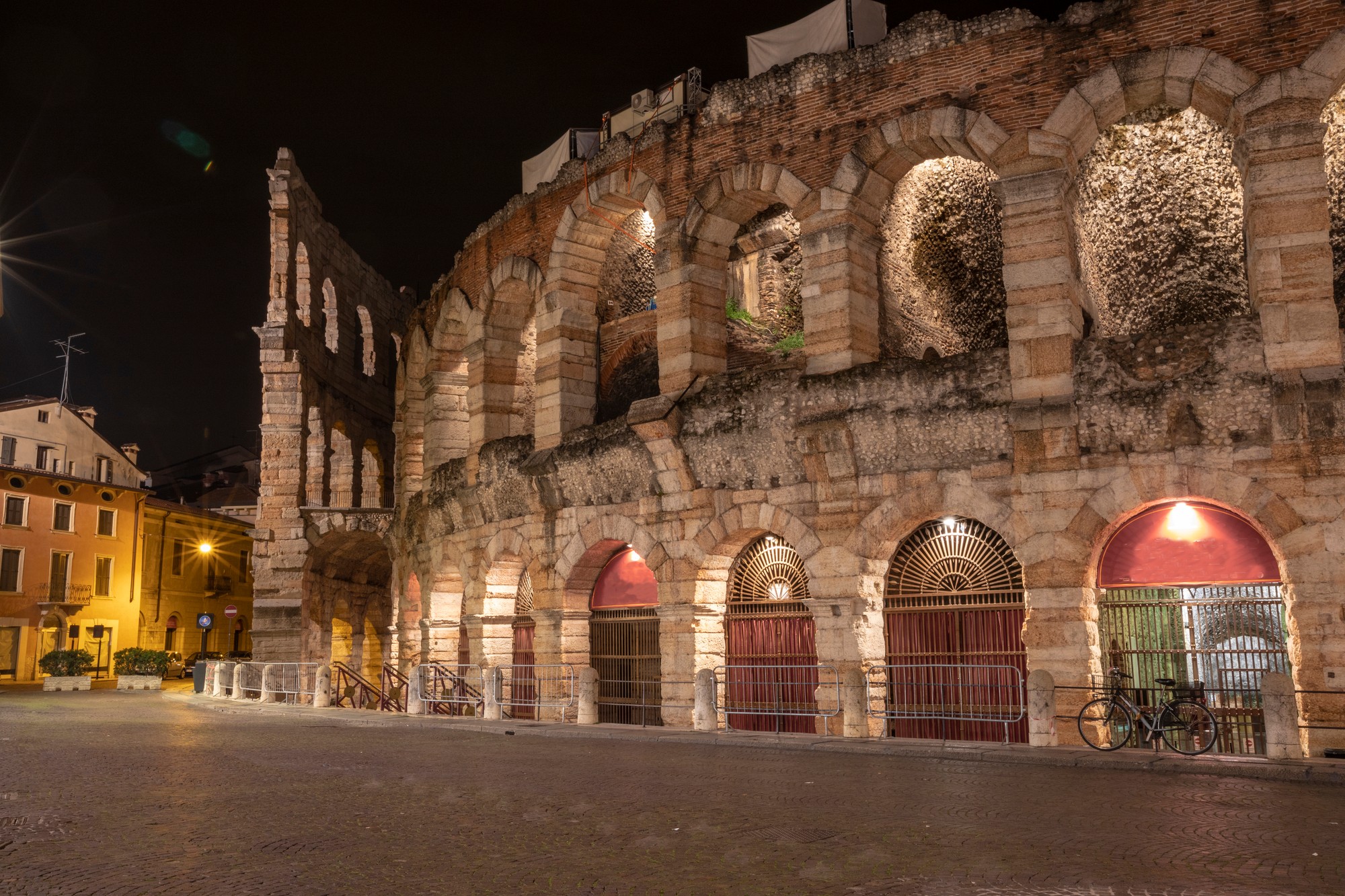 Slávna Arena di Verona ponúka nezabudnuteľný zážitok. Večerná opera pod otvoreným nebom je to najlepšie rande vo Verone.