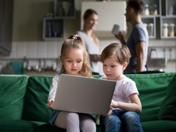 Alarmujące wyniki badania: Rodzice to boomerzy! Chodzi o to, kiedy zaczynają edukację internetową dzieci...