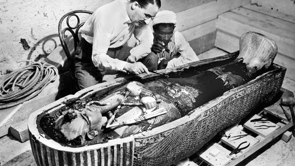 Howard Carter podczas badania sarkofagu faraona