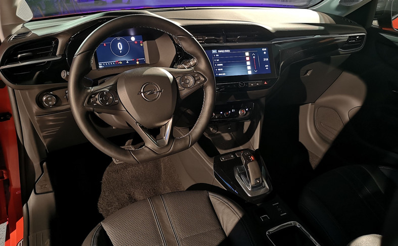 Opel Corsa - kokpit odmiany Elegance był w pełni cyfrowy. Pokładowy system multimedialny połączy się z internetem i występuje w dwóch wariantach: z ekranem 7- lub 10-calowym. Producent przewiduje dodatkowo nową usługę telematyczną Opel Connect oraz Navigation Online z danymi o ruchu drogowym dostarczanymi w czasie rzeczywistym, informacjami o kondycji auta w aplikacji czy możliwością automatycznego wezwania służb ratowniczych w razie wypadku