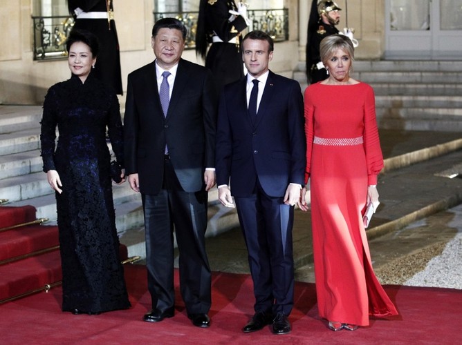 Peng Liyuan i Xi Jinping oraz Emmanuel i Brigitte Macronowie