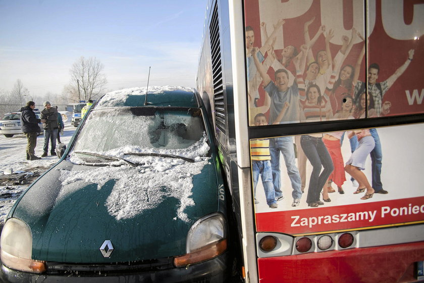 Autobus staranował kilkanaście aut. Jego kierowca zmarł 