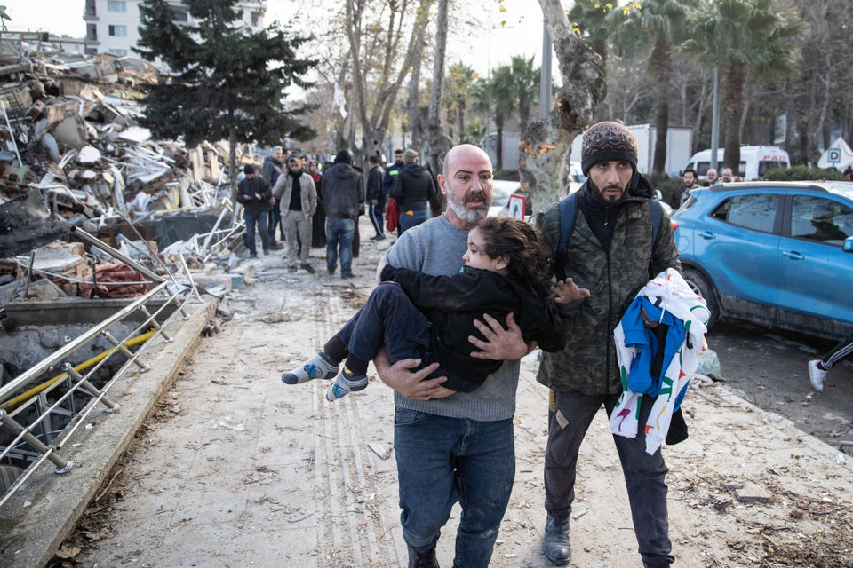 Na zdjęciu widzimy kolejne dziecko uratowane spod gruzów zawalonego budynku w Turcji