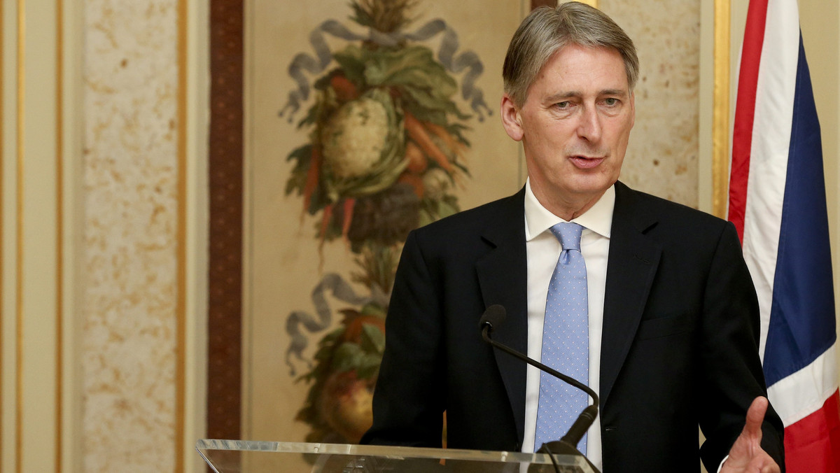 Brytyjski minister spraw zagranicznych Philip Hammond powiedział, nawiązując do sytuacji w mieście Debalcewe w ukraińskim obwodzie donieckim, że prezydent Rosji Władimir Putin nie zachowuje się w duchu postanowień z Mińska.