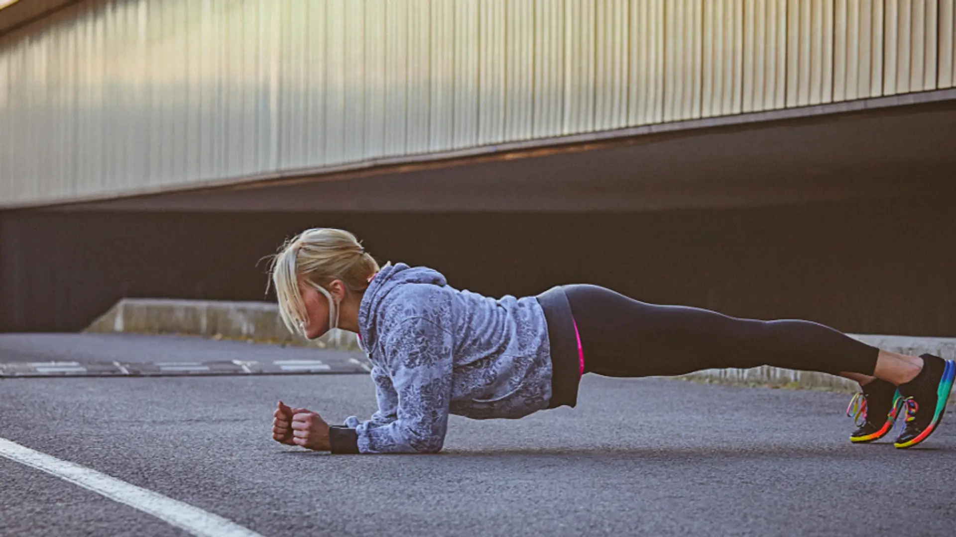 Wysmuklamy sylwetkę na wiosnę! 5-minutowy trening plank, który działa cuda